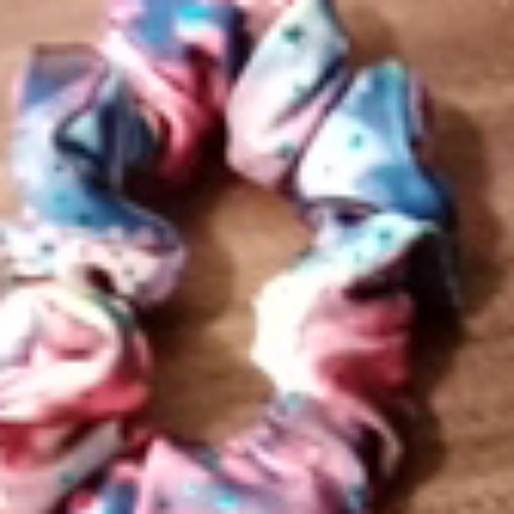 Hii I'm selling a  scrunchy with multiple colors - Picture 1 of 1